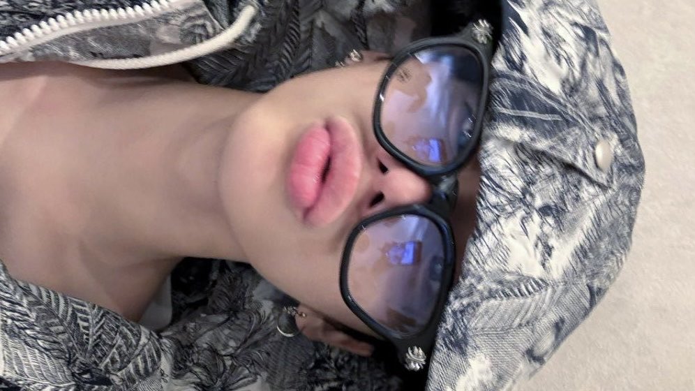 love the pout + glasses combo