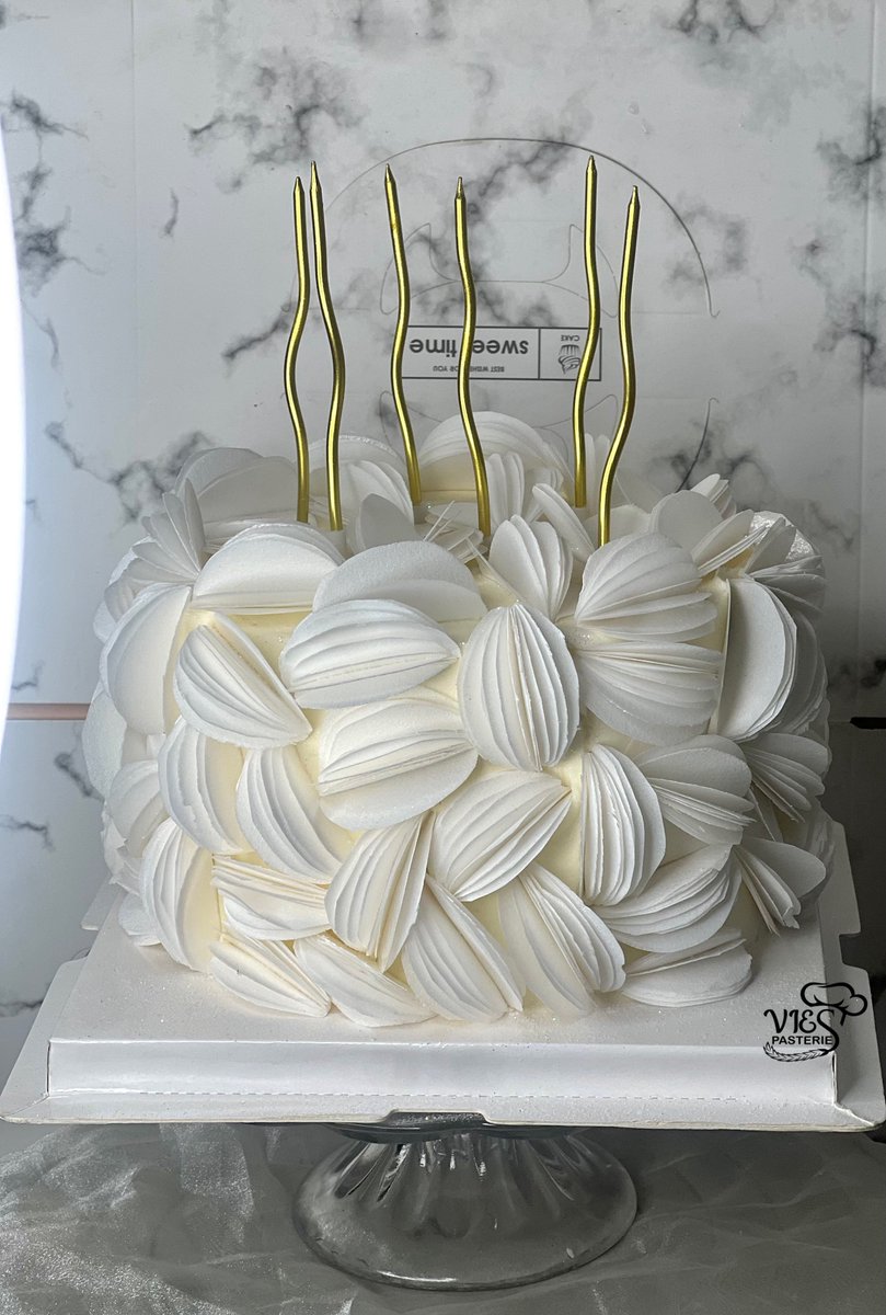 Hoctavie_'s tweet photo. If you need a cake perfectly done and delivered in one piece 
Send me that DM at #Viespastries https://t.co/zeA9xCv8Vu