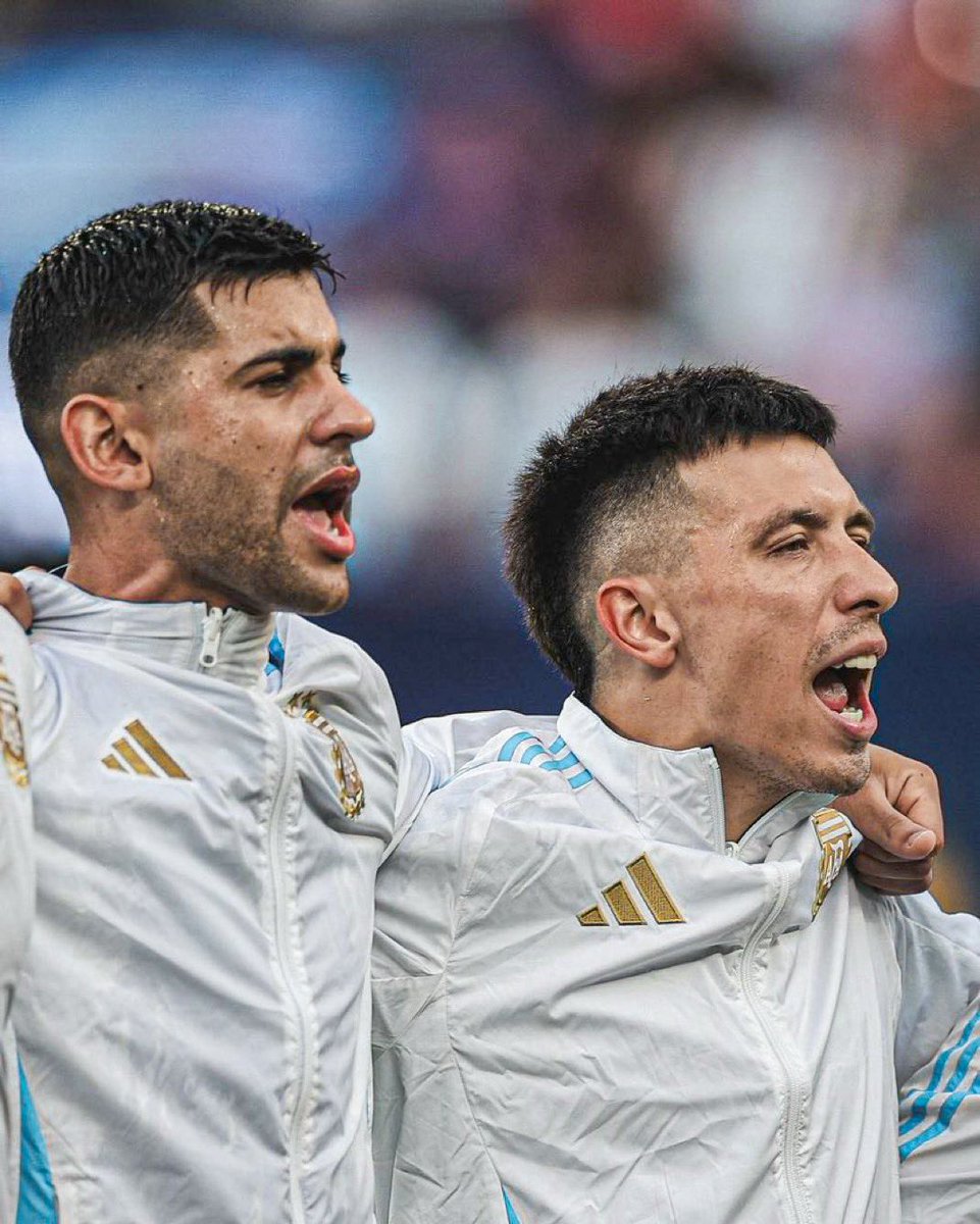 ⁉️ “¿Mejor jugador con el que jugaste?”
🇦🇷 Lisandro Martínez: “CUTI ROMERO”.

⁉️ “¿Tú mejor dupla central?”
🇦🇷 Lisandro Martínez: “CUTI ROMERO”.

⁉️ “¿El mejor jugador en tu puesto hoy?"
🇦🇷 Lisandro Martínez: “CUTI ROMERO”.

⁉️ “¿Gabriel o Cuti Romero?"
🇦🇷 Lisandro Martínez: