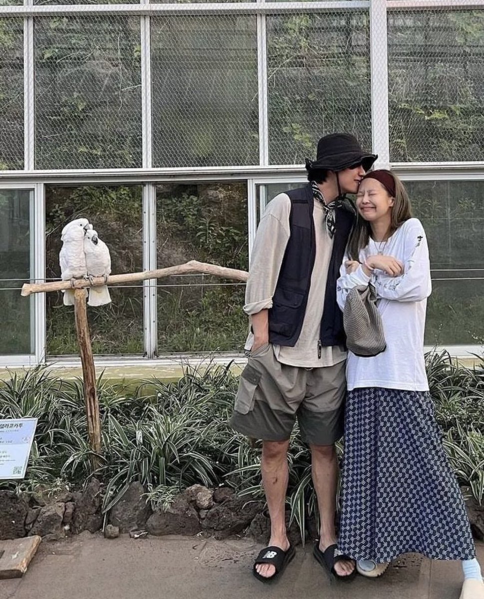 TaennieHQ's tweet photo. This reminds me of Taennie outfit in Jeju date 😭 https://t.co/ZM6h1J8652