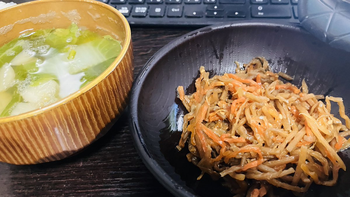 この時の最後のお惣菜とダンベルうーちゃん鍋で作ったカブと白菜のコンソメスープをいただきまっする🤩✨✨
ありがとうぅぅう！
お腹を早く治して辛いものを食べるんだぁぁ💪(  ‘ᾥ’ 💪)🌶🔥🌶