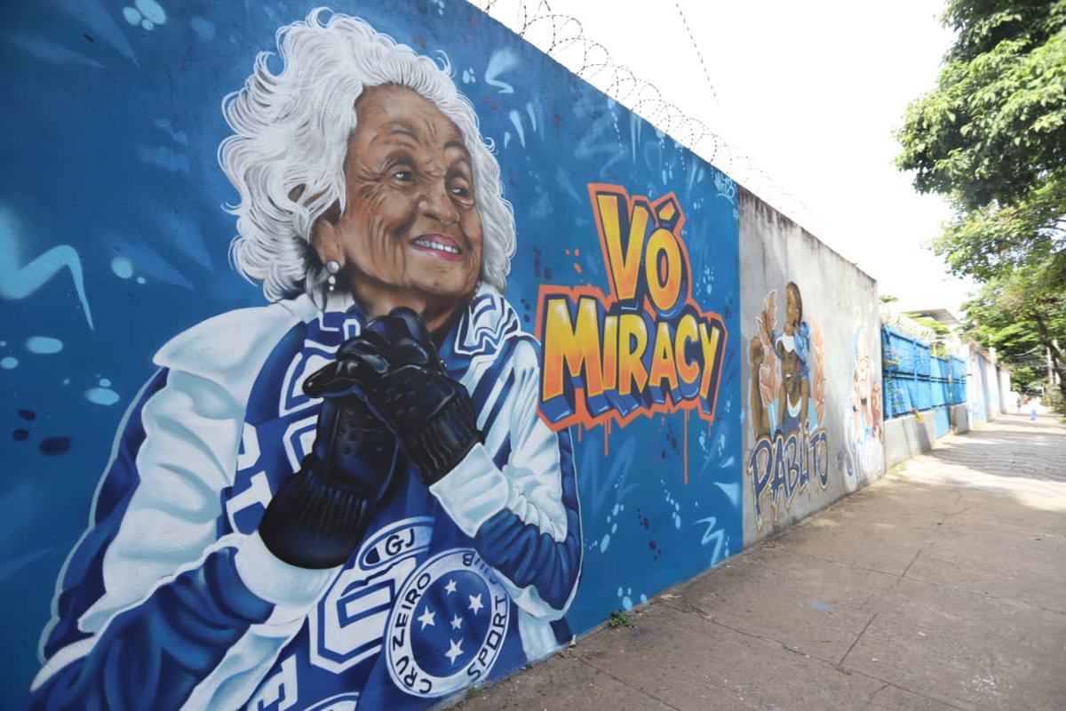 gabrieumoraes's tweet image. Vó Miracy, torcedora-símbolo do Cruzeiro que nos deixou no fim de 2025 aos 106 anos, ganhou uma homenagem no clube do Barro Preto, ao lado de Salomé e Pablito

📷Alex de Jesus/@otempo