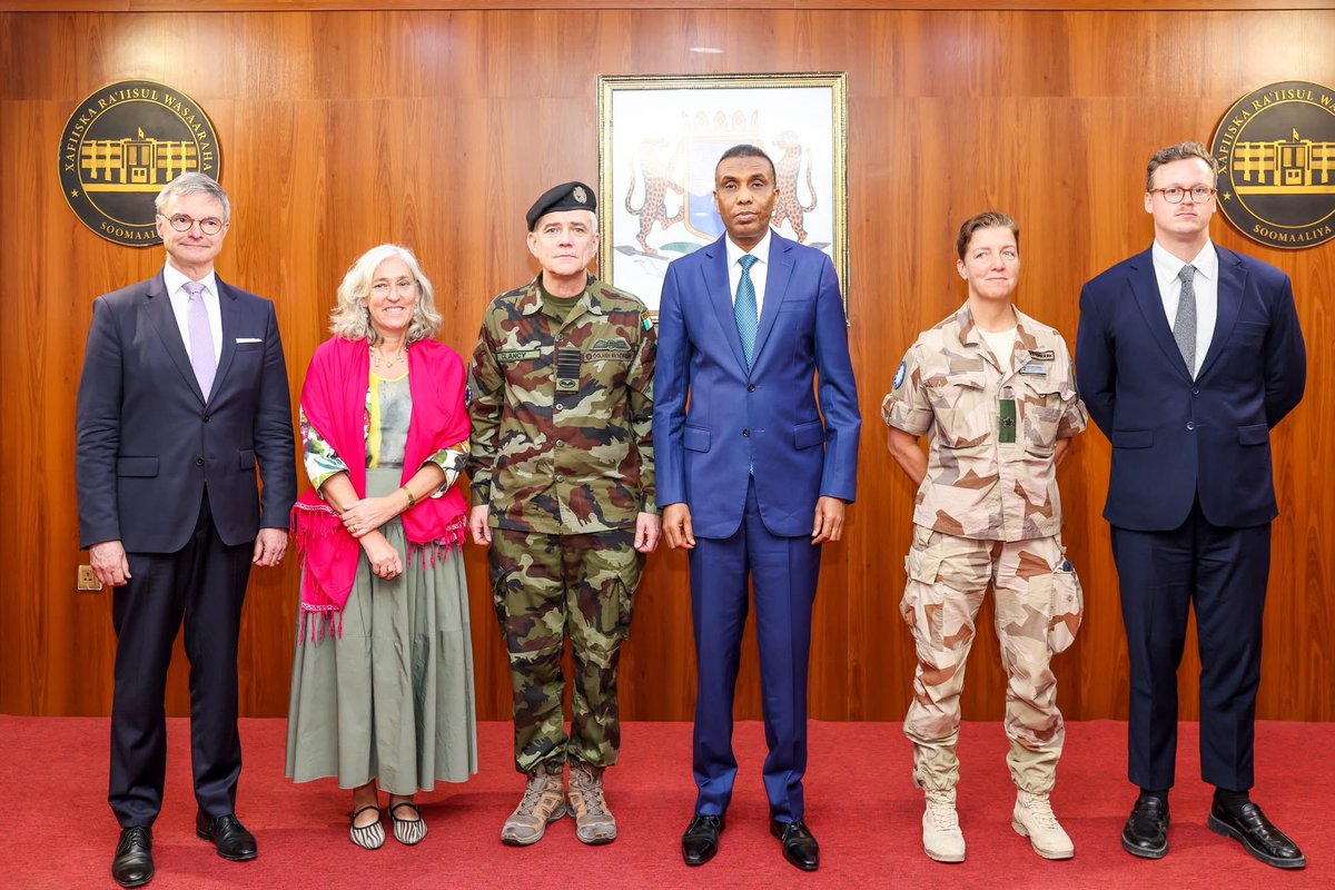 SomaliPM's tweet photo. PM Hamza Abdi Barre received a high-level European Union delegation led by Gen. Seán Clancy, Chair of EUMC to discuss strengthening #Somalia–EU cooperation. The delegation included the EU Amb. to Somalia, Ms. Francesca Di Mauro, and the Head of #EEAS, Mr. Jonas Jonsson. https://t.co/95XNZrogvw