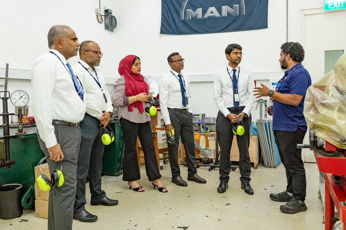 މި ކުންފުނި ހިންގެވުމާއި ޙަވާލުވެވަޑައިގެން ހުންނެވި ކުންފުނީގެ ޑެޕިއުޓީ މެނޭޖިންގ ޑިރެކްޓަރ، ޑރ. ޢަލީ އަޒްވަރާއި ކުންފުނީގެ އިސްވެރިން މިއަދު ވަނީ، މާލޭ ޕަވަރހައުސްއަށް ޒިޔާރަތްކުރައްވައި، މިހާރު ކުރިއަށްދާ އިންޖީން އޯވަރހޯލްގެ މަސައްކަތް ބައްލަވާލައްވައި، މަސައްކަތުގައި