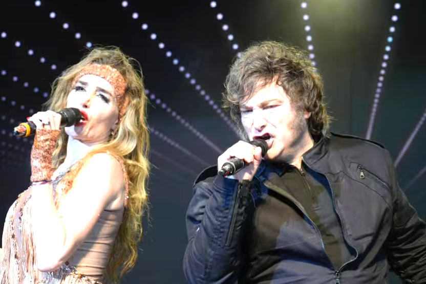 Una bailando en medio de muertos y saqueos en Tucumán.
Otro cantando con una provincia bajo fuego y sus ciudadanos en desesperación.
No hay diferencia.
La cordura, la empatía, la ubicación y el sentido común, ausentes con aviso.