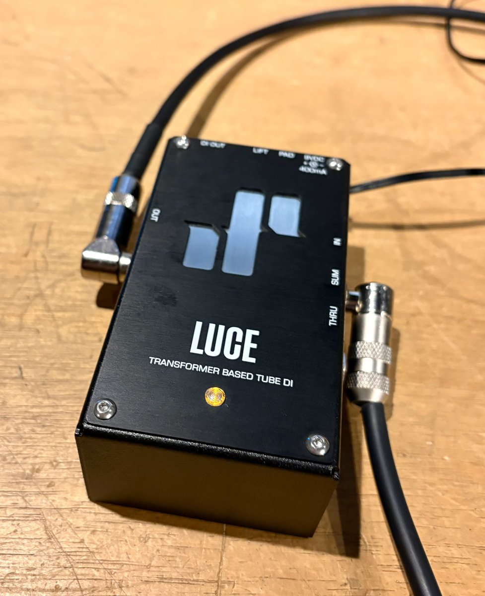 chiakiyoshiike's tweet photo. オカダインターナショナルにてお試しさせていただきました。JadFreerAudioのLUCE というチューブD.I.真空管&トランス搭載で暖かみのある音楽的な音色。そして発売間近の70s5弦はフルサイズボディ&20フレットでゴリっとしたアタック感が気持ちよいベースでした…😊👌🎵
#JadFreerAudio
#kikuchiguitars https://t.co/OvFqjdjw5Q