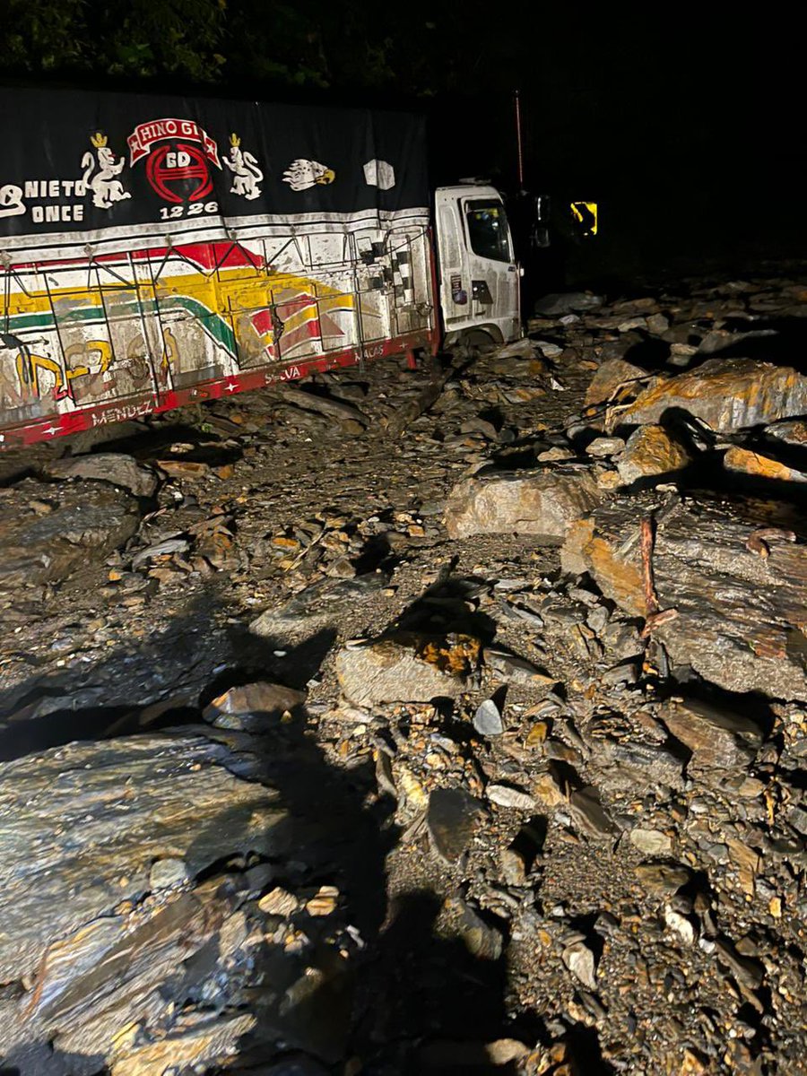 🚨#LimónIndanza| A las 00:16 de la madrugada de hoy se alertó a la #LíneaÚnicaParaEmergencias 9-1-1 sobre varios vehículos atrapados en un deslizamiento de tierra en el sector Cerro Bosco (7 Palmos).

De inmediato el #ECU911 coordinó la evacuación de personas con recursos de