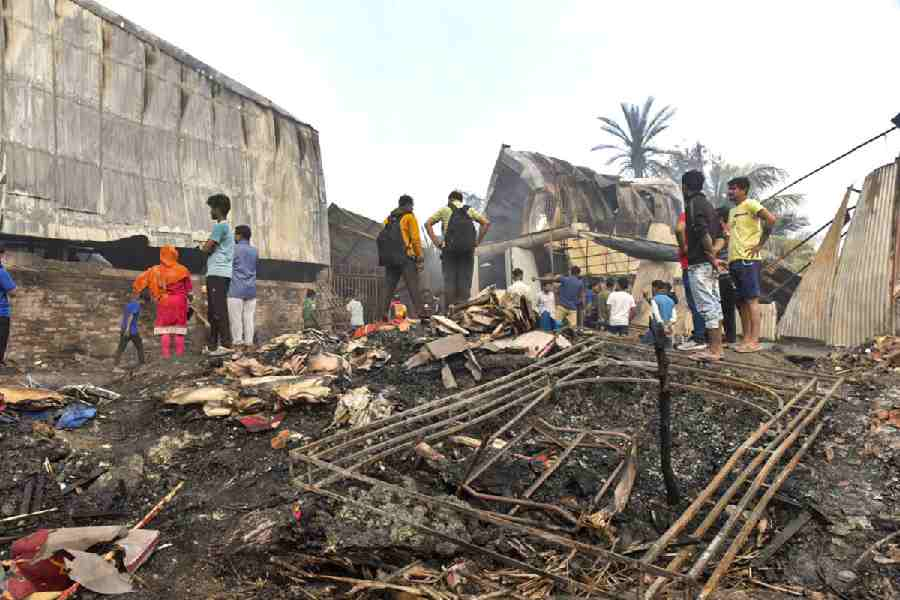 surenrk's tweet photo. 11 dead, 23 missing. Kolkata is in shock.

A massive fire at Wow! Momo’s Kolkata warehouse exposed fatal safety lapses. 

It wasn’t just an accident; reports describe the site as a literal "death trap" for those inside.

Taste is great, but safety is non-negotiable.

#KolkataFire #WowMomo #Anandapur
