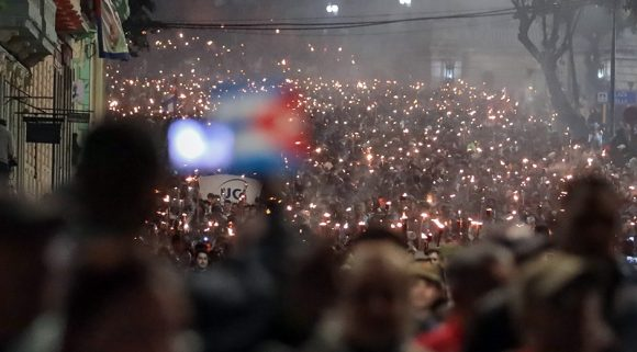 Havanna erstrahlt heute Abend in Geschichte und Jugend. 🔥 Tausende Menschen ziehen mit Fackeln durch die Straßen, um Martí und seinen Kampf für Kubas Unabhängigkeit zu ehren – Erinnerung, die zu Licht wird, die Vergangenheit, die an der Seite der Zukunft weitergeht. #JoseMarti