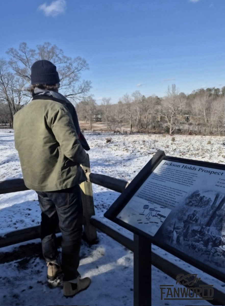 📷 <a href="/dicksp8jr/">Richard Speight, Jr.</a> does some sightseeing in Virginia, 2025.
If that sounds like your thing, there's still time to get on a bus tour with Rich (*and* local son <a href="/jasonmanns/">Jason Manns</a> 🎉) for a tour of colonial Williamsburg, courtesy of <a href="/CreationEnt/">Creation Entertainment</a>. 
Tickets at the link:📷creationent.com/events/ce-norf…