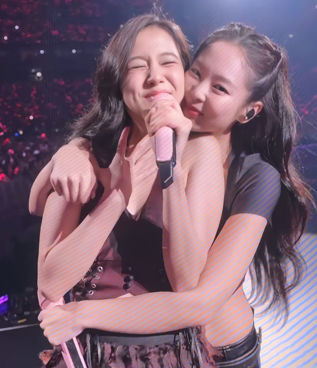 That cheek-squish privilege from Jennie is for Jisoo only 🫠