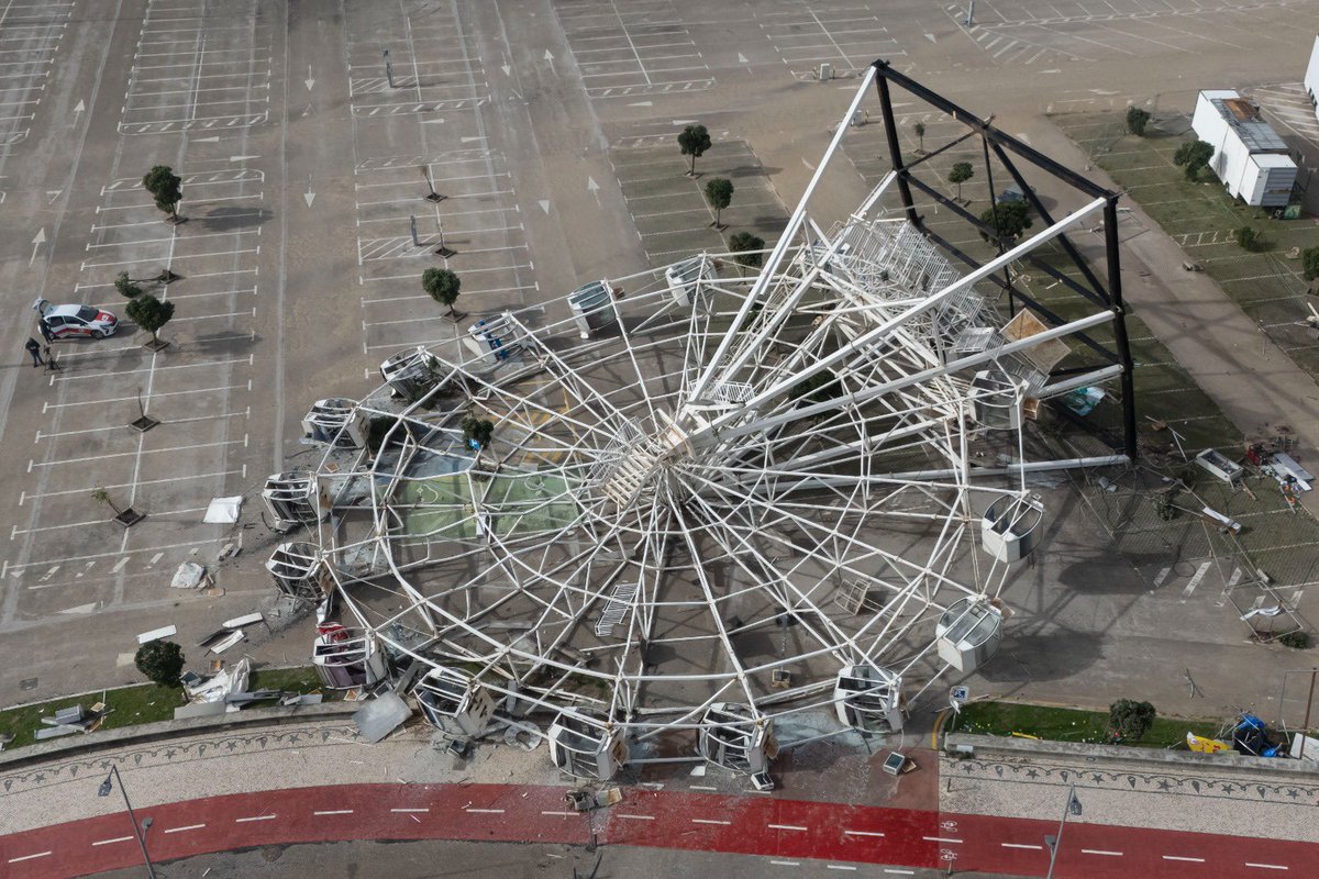 porfiriojoao1's tweet photo. Roda gigante na Figueira da Foz caiu na sequência da tempestade Kristin.

Fotografias: João Porfírio / @observadorpt https://t.co/BSDi2o2ksJ