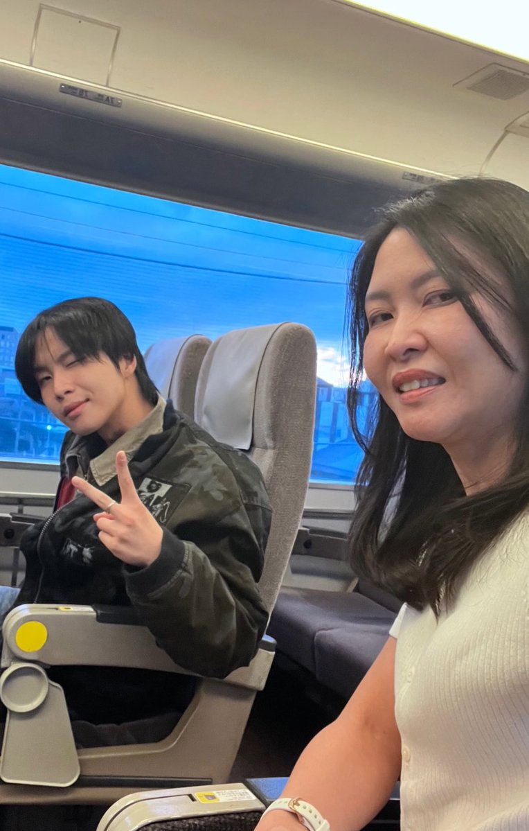 Momotarozi's tweet image. ง่าาา ไปเที่ยวกับหม่าม๊านี่เองง แบบนี้บินญี่ปุ่นแน่นอน ไปหาพี่หวายใช่มั้ยน้า 💕 เอนจอยทริปนะค้าบบ

#JUNGT