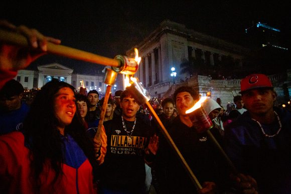 L’Avana questa sera brilla di storia e di gioventù. 🔥 Migliaia di persone sfilano con le fiaccole per rendere omaggio a #Martí e alla sua lotta per l’indipendenza di #Cuba: la memoria che si fa luce. Una tradizione che rimane viva nell’anima dell’isola. 🇨🇺