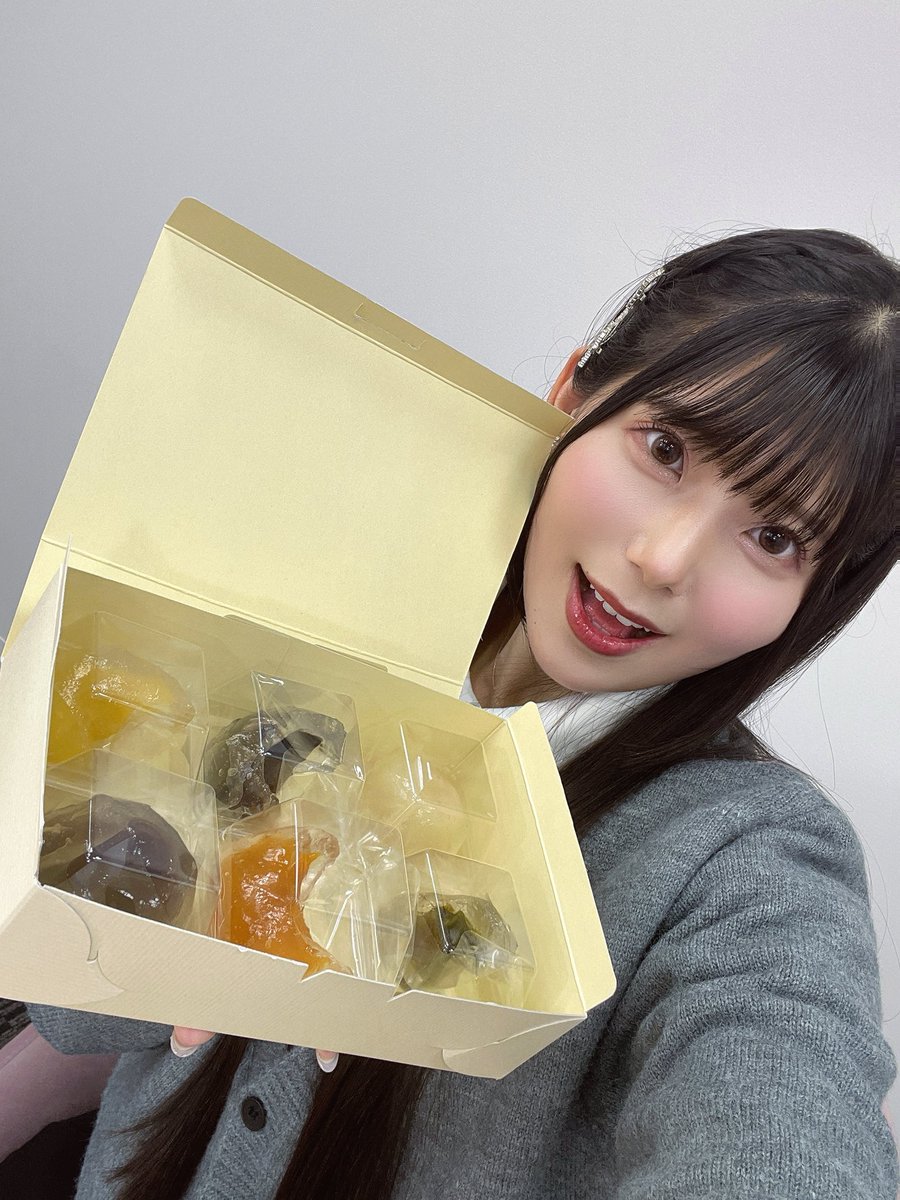 Iida_Hikaru_828's tweet image. #ヒカROOM 新年迎えられました〜❣️⛩✨️

わらび餅めちゃ美味しかったし(特にマンゴーオススメ🥭)、新コーナーのシミュレーションROOMもみんなとの会話が楽しかった(&amp;gt;ᴗ&amp;lt;)✨️

今年も楽しい1年にしましょう！！✊🏻🎶
(お掃除もしましょう🧹💰)