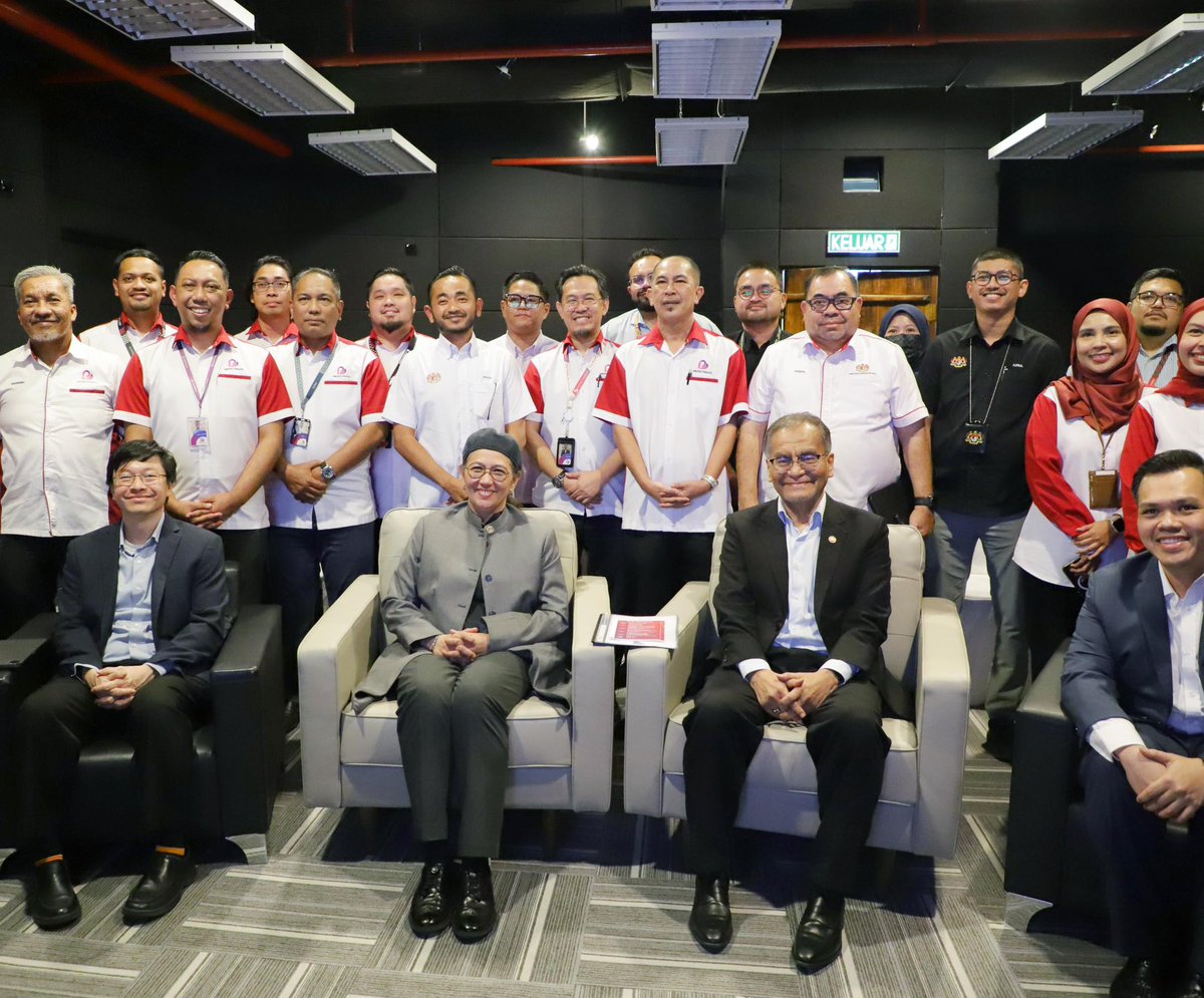 KKMPutrajaya's tweet photo. 𝐋𝐚𝐰𝐚𝐭𝐚𝐧 𝐊𝐞𝐫𝐣𝐚 𝐘𝐁 𝐌𝐞𝐧𝐭𝐞𝐫𝐢 𝐊𝐞𝐬𝐢𝐡𝐚𝐭𝐚𝐧 𝐤𝐞 𝐏𝐫𝐨𝐭𝐞𝐜𝐭𝐇𝐞𝐚𝐥𝐭𝐡

YB Datuk Seri Dr. Dzulkefly Ahmad, Menteri Kesihatan telah mengadakan lawatan kerja ke ProtectHealth Corporation Sdn Bhd bagi menyaksikan demonstrasi Sistem DRG Swasta, termasuk sistem P.A.C.E.D (Price, Admission and Clinical Electronic Datahub).

Melalui Inisiatif DRG Swasta dan pembangunan Private DRG Data Collection System (PACED) yang kini bersedia untuk go-live, ProtectHealth Corporation Sdn Bhd menyokong usaha ke arah ketelusan harga hospital swasta dan mekanisme bayaran berasaskan DRG.

Sehingga kini, sebanyak 21 sesi latihan teknikal telah dilaksanakan melibatkan 167 peserta daripada 110 hospital swasta dengan sasaran lebih 90% hospital swasta berdaftar dilatih menjelang Februari 2026.

Usaha ini selari dengan pelaksanaan inisiatif PeKa B40, Skim Perubatan MADANI, SPiKPA dan Hospital Services Outsourcing Programme (HSOP) demi sistem kesihatan yang lebih cekap, telus dan mampan untuk kesejahteraan rakyat.

Hadir sama YB Dato Hajjah Hanifah Hajar Taib, Timbalan Menteri Kesihatan, YBrs En Wan Mohd Hazwan Wan Mohd Najib, Ketua Pegawai Eksekutif Protecthealth Corporation Sdn Bhd dan YBrs Dr. Yap Wei Aun, Ketua Pegawai Eksekutif (CEO), Health Transformation Office (HTO).

#KKMPrihatin #SihatBersama #MalaysiaSihat #MADANIBekerja #RancakkanMADANI