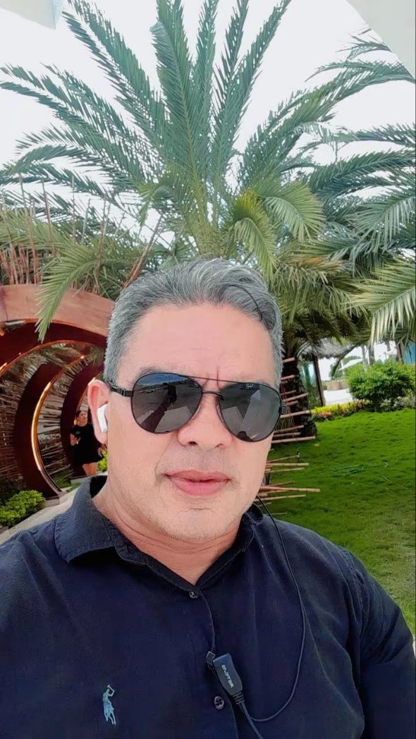 A esta edad Realmente solo quiero vivir una vida tranquila con gente tranquila, genuina y humilde.
No me interesan las personas ruidosas ni las situaciones dramáticas. Solo quiero paz, sol, ternura y calidez.

Nada que Reste .