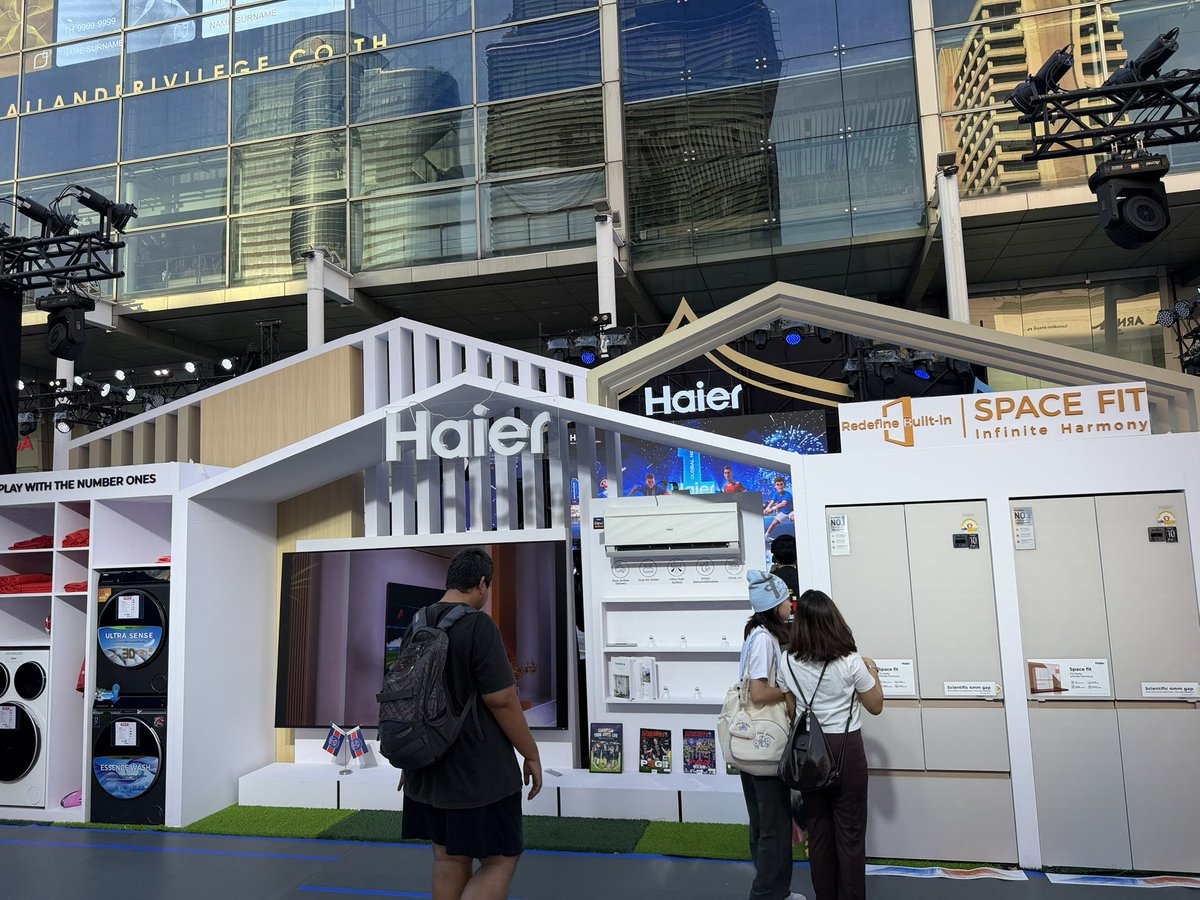 จากการไปสำรวจพื้นที่มา วันศุกร์คือกุมขมับจิงนะ
คือยืนมองได้แต่เฉียงๆ เพราะโซนที่ตรงกลางเวทีคือโดนปิดด้วยซุ้มนี่ พอศลปขึ้นทุกคนชูกล้องมือถือคือจบ มองไม่เห็น 😅😅 

#HaierThailandPopUp