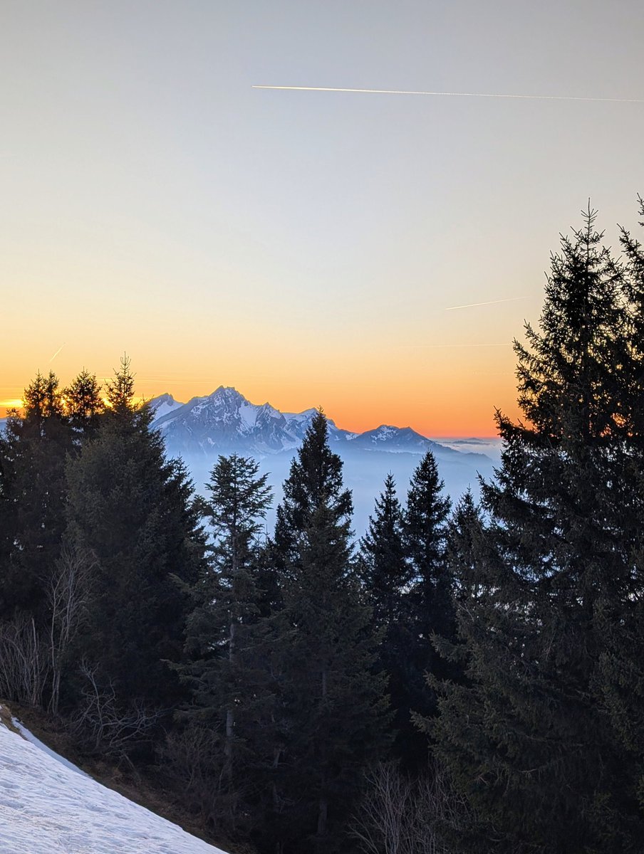 HikingSchweiz's tweet photo. Seek out spots that instill a sense of awe ✨🇨🇭 https://t.co/FUKGNB4O9B
