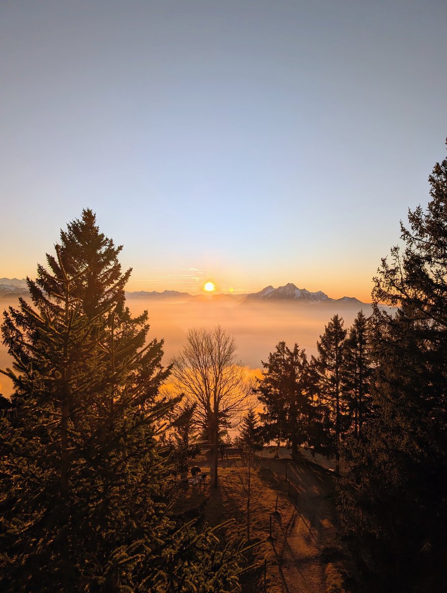 HikingSchweiz's tweet photo. Seek out spots that instill a sense of awe ✨🇨🇭 https://t.co/FUKGNB4O9B