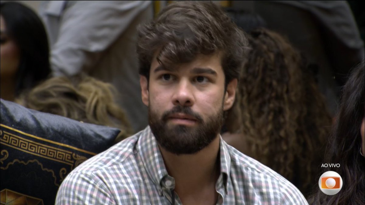 centralreality's tweet image. Precisamos falar sobre o Paulo Augusto, que levou 11 votos na primeira semana e não fez nada para mudar isso. Não tem um embate, não tem estratégia, é totalmente apático e, desde que entrou, virou um objeto de decoração da casa. #BBB26