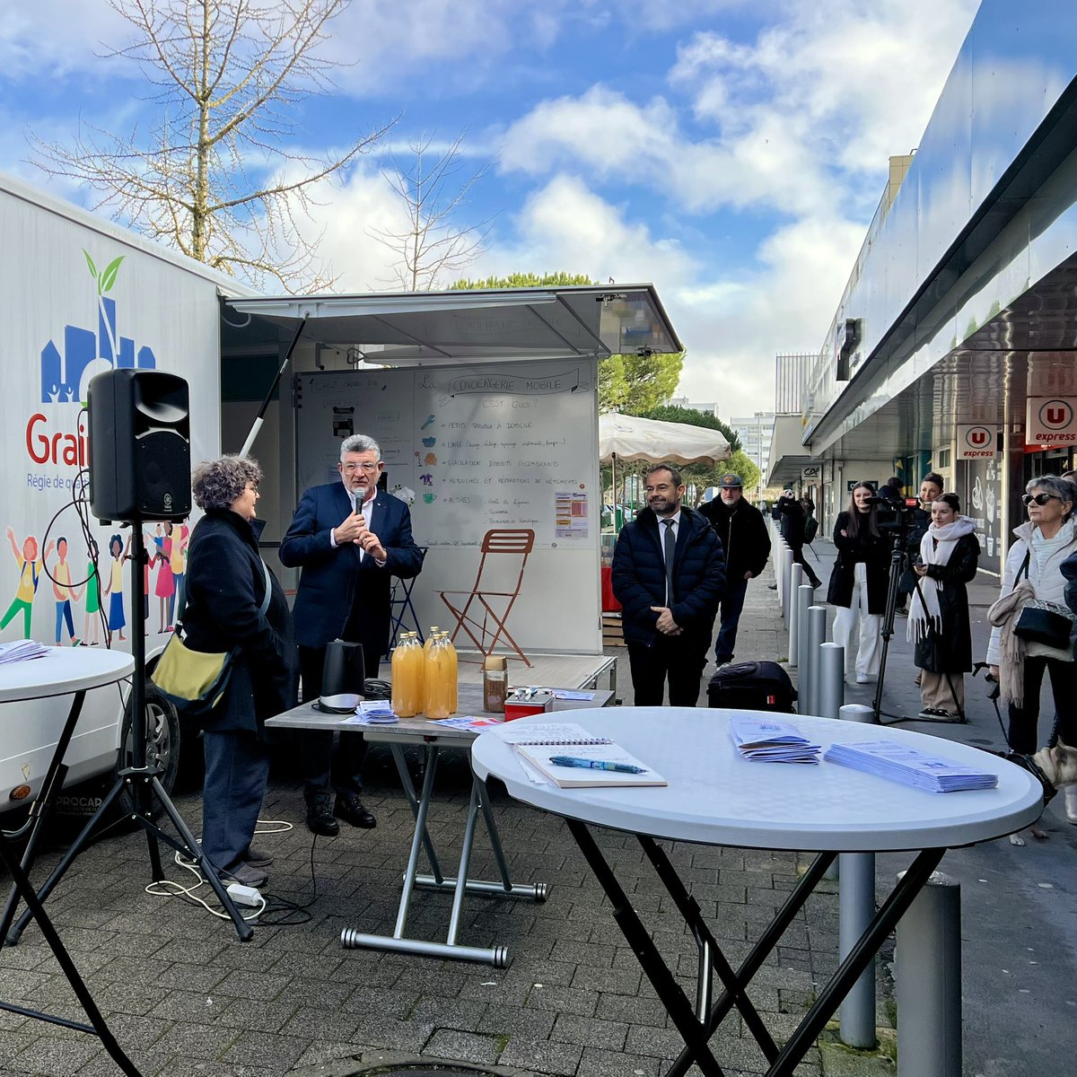 Lucbouard's tweet photo. Avec la conciergerie mobile de Graine d’ID, nous faisons un choix clair : soutenir et être partenaire des initiatives utiles au quotidien des habitants de @larochesuryonfr.

Quand la #Ville, l’#Etat et les associations avancent ensemble, ce sont tous les habitants qui y gagnent ! https://t.co/leDUHiz80I