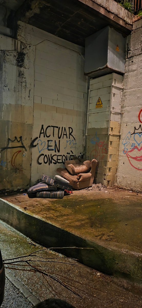 Els sofàs de <a href="/flarrosa/">Fèlix Larrosa</a> <a href="/lleidapsc/">PSC Lleida / ❤️</a> <a href="/paerialleida/">Ajuntament de Lleida</a>. A veure quantes setmanes triguen en recollir-ho.