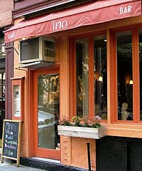 EmanuelaMorell1's tweet image. In #BedfordStreet c’erano il doppio dei piccioni, e qualche giunchiglia era fiorita prima del dovuto. All’inizio non l’avevo notato ma poi mi sono resa conto che mancava il tendone arancio con la scritta ’INO. 
#PattiSmith 
#MTrain