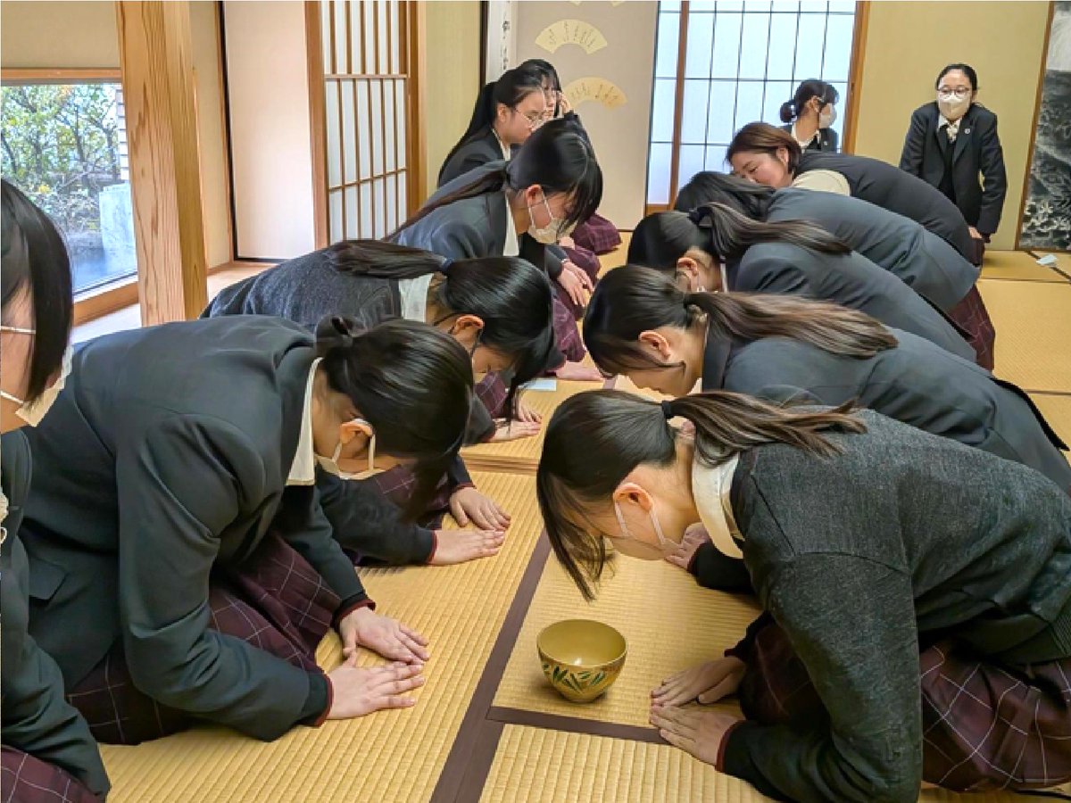 1月28日(水)に、中学2年生は「茶道教室」を実施しました。昨年に続き2度目ということもあり、茶室での立ち居振る舞いや道具の扱いにも落ち着きが ...