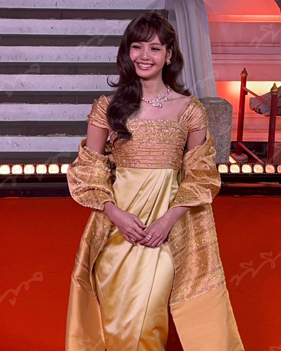 ตาเนื้อสวยมาก!!! #ลิซ่า กับลุคสีทองเดินพรมแดงสุดจึ้งจิตประทับใจ! ในงาน #AmazingThailandxLISA #ทีวีพูล