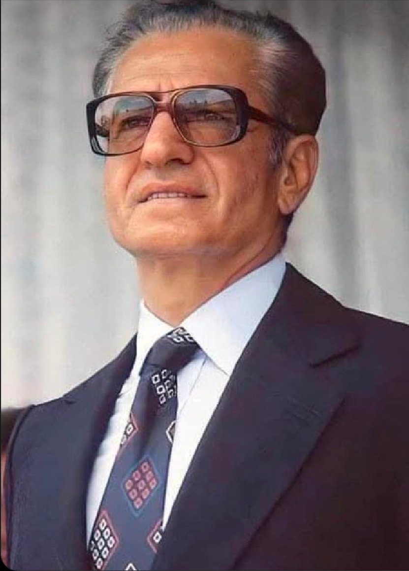 حاجی به مکه ای که رفتی قسم خوب شد رفتی و پسر خالی بندت رو ندیدی، حاجی یارو خیلی داغونه، اگر زنده بودی از مشنگی پسرت دق میکردی، حاجی بخواب که رضا  ده تا فراخوان داده بود و یهو در یک حرکت غریب گفت اولین فراخوان رو دادم، حاجی برگشته میگه به جای عمل سکوت کنید، حاجی بخواب.
#رضا_گیت