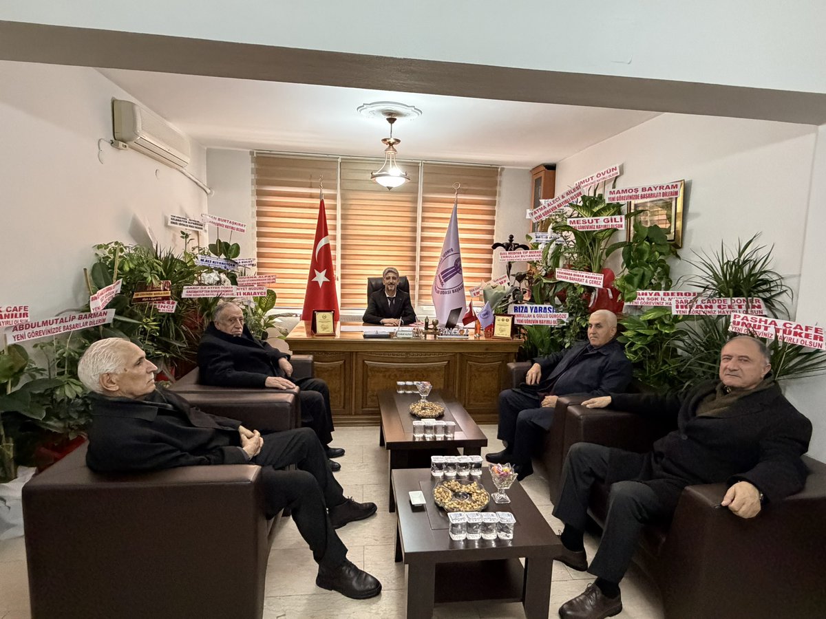 AlpayZulkuf's tweet photo. 📍Bingöl Belediyesi Zabıta Müdürü Sn. Mehmet Erdem, Bingöl Belediyesi Ruhsat Birimi Müdürü Sn. Mahmut Dursun
📍Karlıova Esnaf ve Sanatkarlar Odası Başkanı Sn. Ali Bingöl
📍2003-2008 yılları arası Bingöl Belediyesi Başkanı Sn.Hacı Ketenalp ve Garip köyü muhtarı ve yönetimini odamızda ağırladık.
Tebrik ziyareti dolayısıyla başkanlığımıza teşriflerinden büyük memnuniyet duyduk. Nazik düşünceleri ve ziyaretleri için teşekkür ederiz.