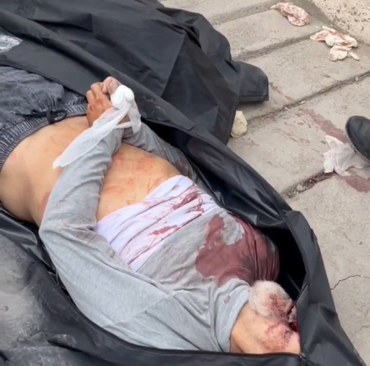 sferi9338's tweet photo. ⚠️سندی دیگر از اعدام دسته جمعی معترضین با دستان بسته،نشر بدین تا دنیا این جنایات رو ببینه https://t.co/2TbhWccb4y