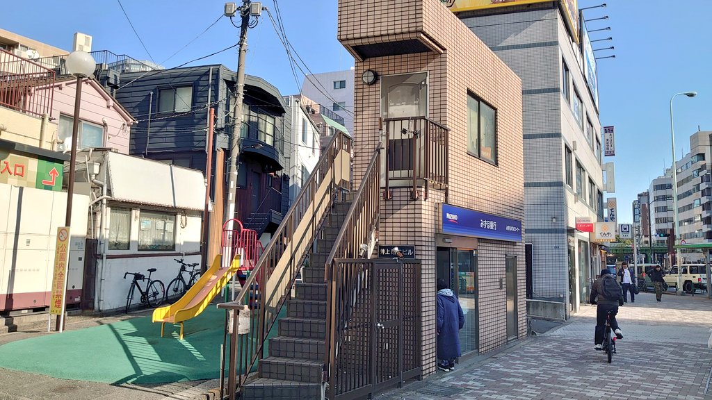 四谷、市ヶ谷、千駄ヶ谷、「谷」が付く地名はその名の通り起伏ある地形の街なのです。高低差を往来する個性的な階段が多いのも特徴。上から下に降りる度、道幅が狭まってゆく念仏坂。公園と道に挟まれた狭小地に建てられたペラペラ建築。左の公園は靖国通りが通る渓谷を形造った川の跡。