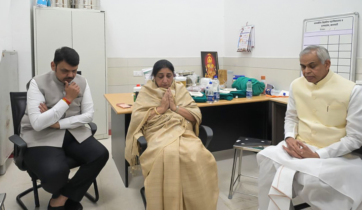 राज्यपाल आचार्य देवव्रत यांच्यासह मुख्यमंत्री देवेंद्र फडणवीस यांनी स्वर्गीय अजित पवार यांच्या पत्नी खासदार सुनेत्रा पवार यांची भेट घेऊन त्यांचे सांत्वन केले. यावेळी उपमुख्यमंत्री एकनाथ शिंदे हे देखील उपस्थित होते.