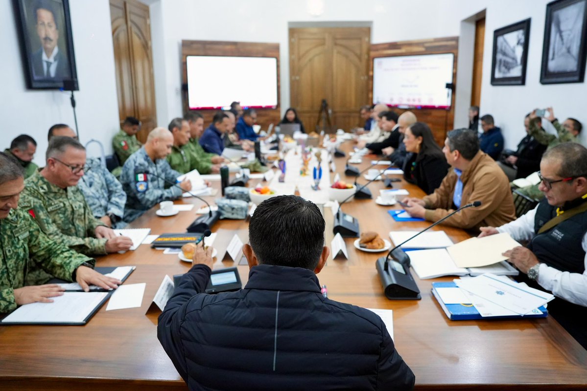 Como todos los días, nos reunimos en la Mesa de Seguridad, donde evaluamos los resultados de las acciones que estamos realizando en todo el estado para fortalecer la paz y la seguridad.

Con trabajo coordinado y continuo, Oaxaca sigue avanzando como la quinta entidad más segura