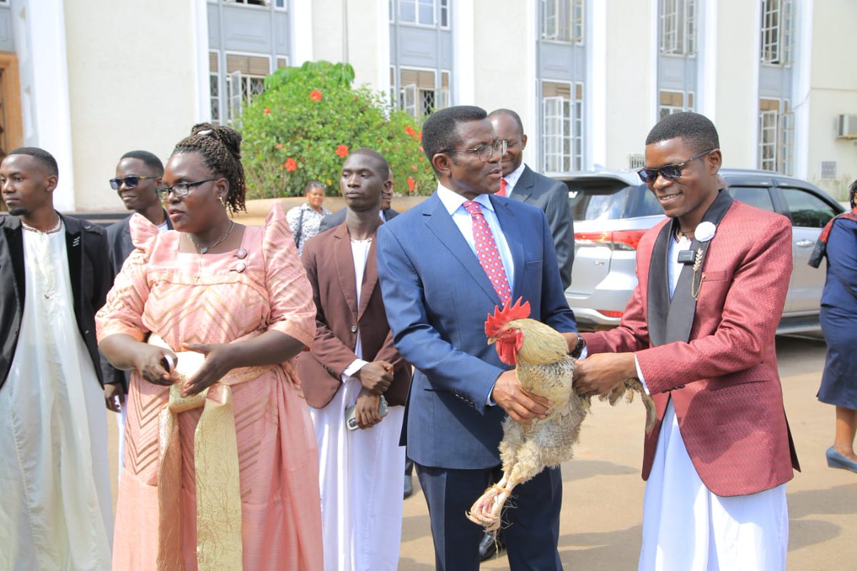 Nsisinkanye omuvubuka Innocent Ahishakiye, ageegenya byenkola ng'akozesa eddoboozi lyange mu butambi bwe ku mutimbagano.

Emitimbagano girina emiganyulo mingi, kyokka kisinziira omuntu bw'asalawo okugikozesa. Kirungi abavubuka bwe bagikozesa obulungi okusinga eby'okugamba nti