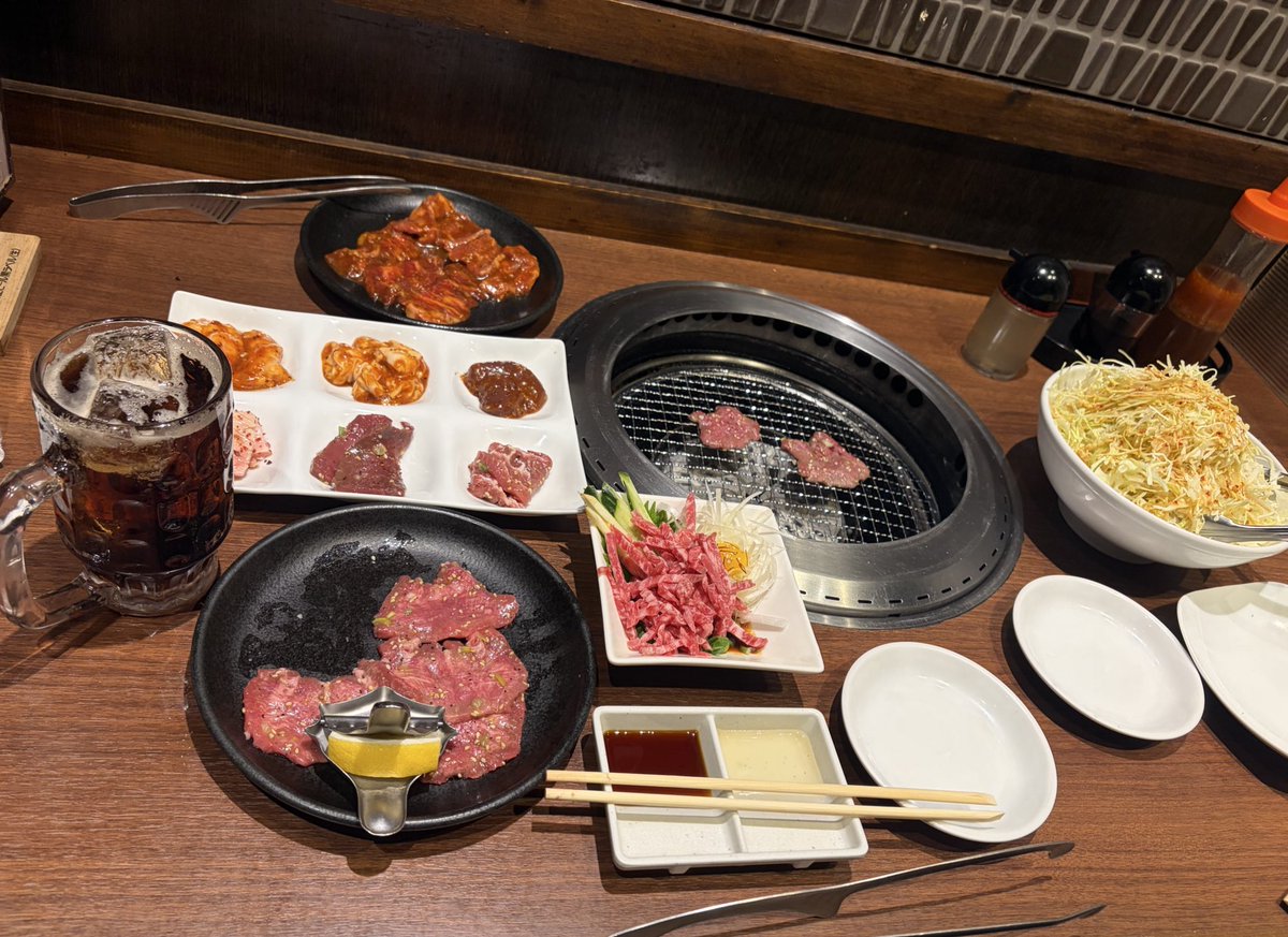 chapagame's tweet image. 中本食べて帰ろかとおもったけど滝のようにみどりの汗でそうだったから焼肉にした🥩💚