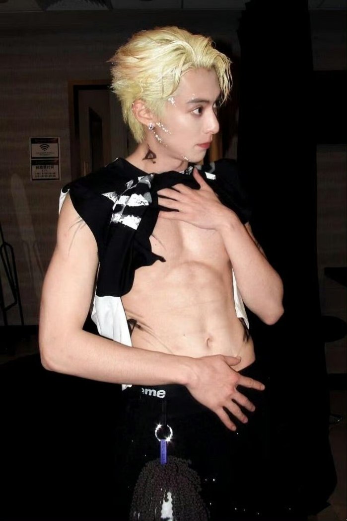 dwangpics's tweet image. Serving looks and sharp edges. ⚡️

↬#DylanWang #王鹤棣 #WangHedi