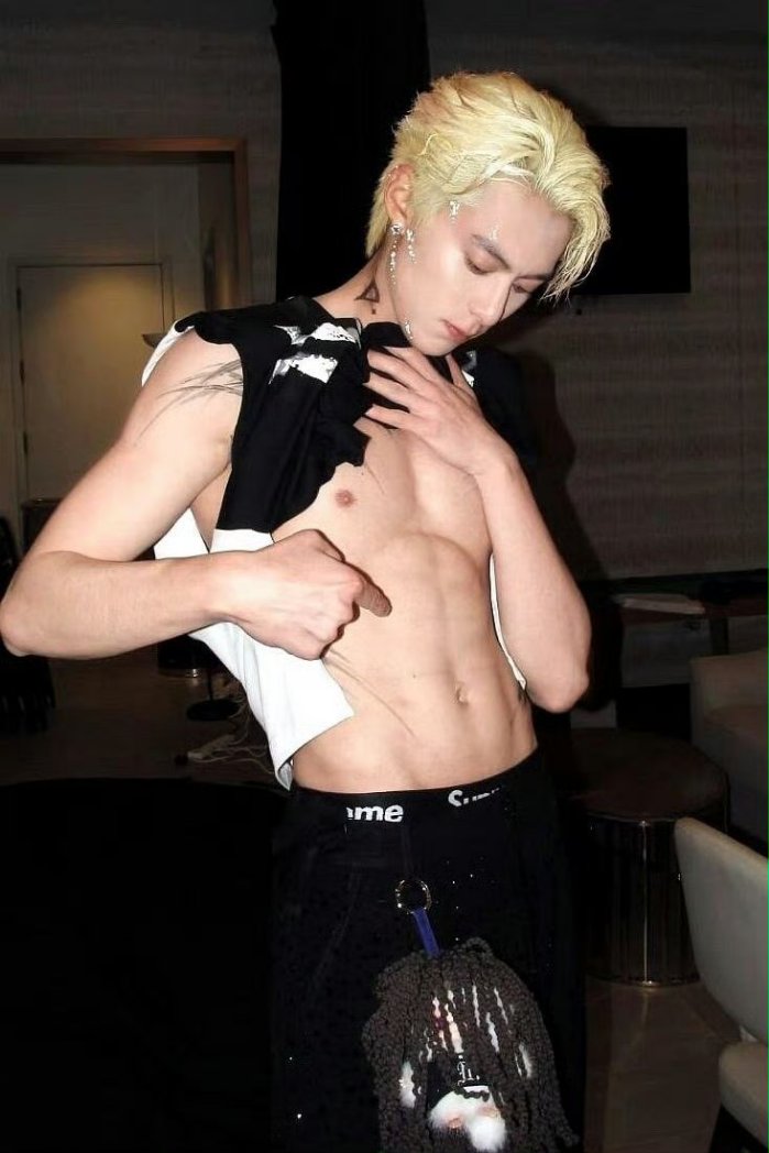 dwangpics's tweet image. Serving looks and sharp edges. ⚡️

↬#DylanWang #王鹤棣 #WangHedi