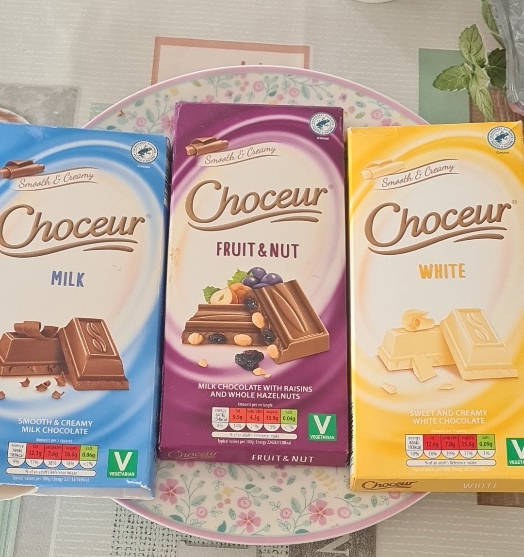 IrelUncensored's tweet photo. Since Cadbury's reduced their cocoa solids &amp; started using palm oil, their 'chocolate' has gone down in my estimates. Aldi's own range is 32% cocoa solids &amp; palm oil free and absolutely delicious 😋 https://t.co/6GuckSH6xH