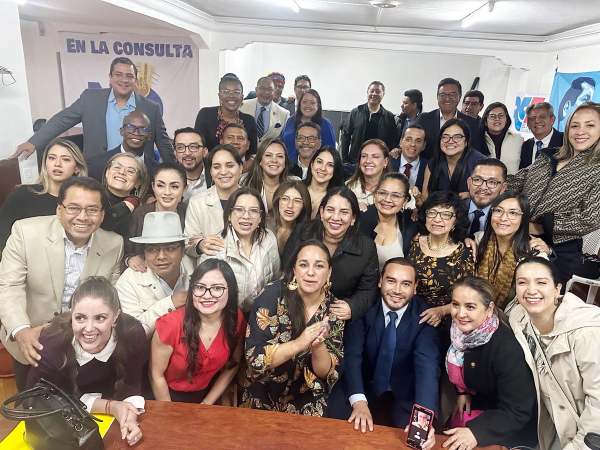 mviniguez2's tweet photo. Les duele que la @RC5Oficial se la fuerza política más importante del país. Les duele que se haya convertido en esa fuerza a pulso de caminar y escuchar a nuestra gente. Como lo dije antes, gobernar con miedo es para quienes no cuentan con respaldo popular.

Mi mas profunda solidaridad con nuestros compañe@s @LuisaGonzalezEc y @AsPatoChavez 
Nunca nos callarán, de la dignidad aquí nadie se cansa ✊️