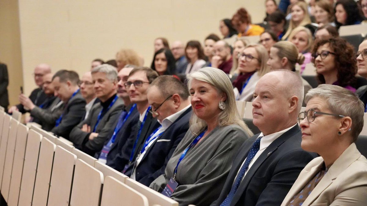 MNiSW_GOV__PL's tweet photo. 🔬 Nauka w praktyce, czyli Dzień Projektów z #MNiSW!
Wczoraj @PW_edu wypełniła się rozmowami o ministerialnych projektach, które napędzają rozwój nauki i innowacji.
Wydarzenie otworzyli wiceministrowie @MarekGzik i @M_Mrowczynska, a także członkowie zespołów doradczych.
💬 Wszystko, co ważne zaczyna się od spotkania – szczególnie w świecie nauki. Praca naukowa to spotkanie ze sobą, z innymi ludźmi, z tęsknotą za doskonałością, a wreszcie – spotkanie z tym, co nieznane, co pozostaje do odkrycia, zbadania i nazwania - podkreślił wiceszef resortu Marek Gzik.
Cel? ✅ Wymiana doświadczeń, wskazówek i inspiracja przykładami dobrze prowadzonych projektów.
Dziękujemy za duże zainteresowanie! 🤝