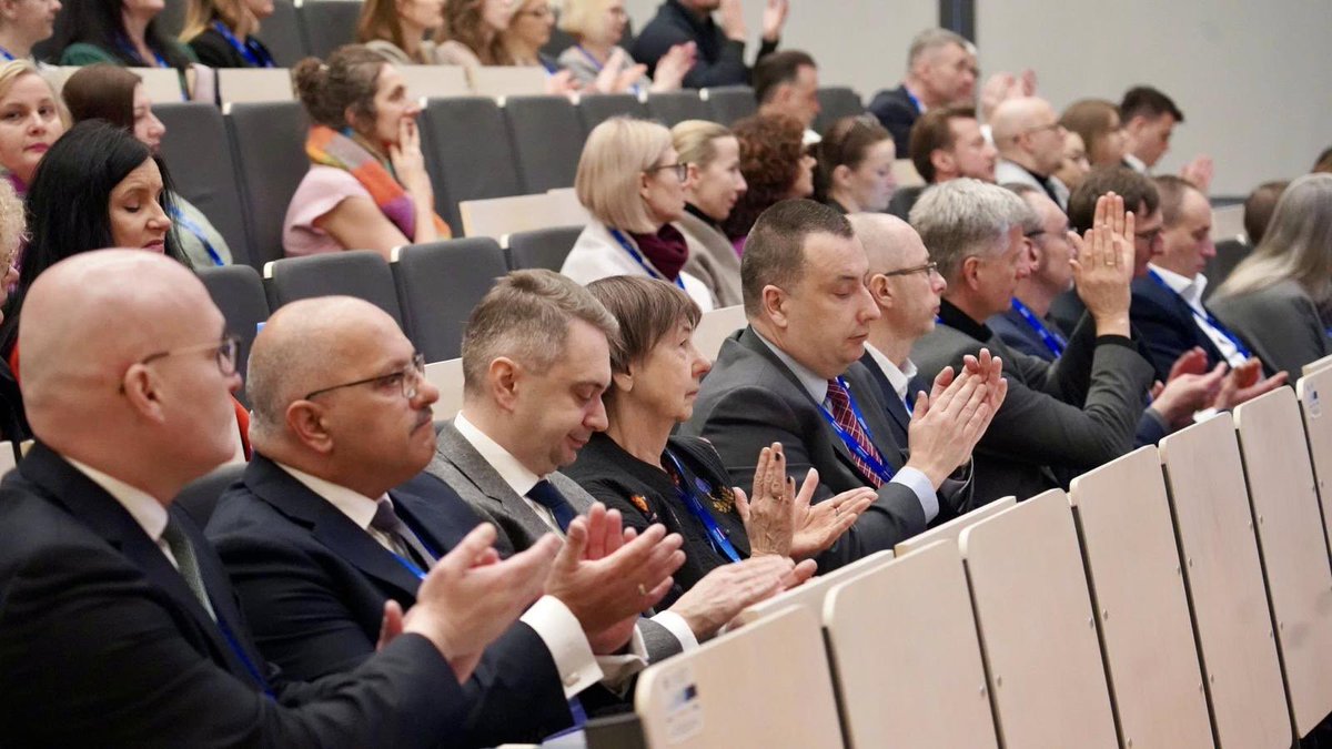 MNiSW_GOV__PL's tweet photo. 🔬 Nauka w praktyce, czyli Dzień Projektów z #MNiSW!
Wczoraj @PW_edu wypełniła się rozmowami o ministerialnych projektach, które napędzają rozwój nauki i innowacji.
Wydarzenie otworzyli wiceministrowie @MarekGzik i @M_Mrowczynska, a także członkowie zespołów doradczych.
💬 Wszystko, co ważne zaczyna się od spotkania – szczególnie w świecie nauki. Praca naukowa to spotkanie ze sobą, z innymi ludźmi, z tęsknotą za doskonałością, a wreszcie – spotkanie z tym, co nieznane, co pozostaje do odkrycia, zbadania i nazwania - podkreślił wiceszef resortu Marek Gzik.
Cel? ✅ Wymiana doświadczeń, wskazówek i inspiracja przykładami dobrze prowadzonych projektów.
Dziękujemy za duże zainteresowanie! 🤝