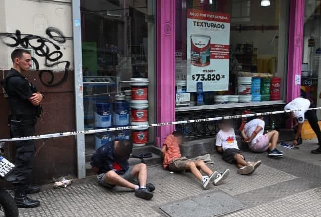 jorgemacri's tweet image. EXTRANJERO QUE DELINQUE EN LA CIUDAD, EXTRANJERO QUE EXPULSAMOS DEL PAÍS.

A estos cuatro chilenos los detuvimos por robar en edificios. Solicitamos la inmediata expulsión del país. 

Ley y orden en la Ciudad.