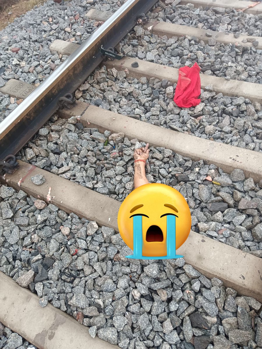 RktaIndia579's tweet photo. @PMOIndia @RailMinIndia @AshwiniVaishnaw @RavneetBittu @brmsunion @GMNCR1 @DRM_Agra @rpfncragc @Railwhispers आज एक और दुःखद घटना ADEN धौलपुर अधीन SSE pway धौलपुर,मनिया के किमेन श्री संतोष बघेल रन ओवर होकर शहीद हो गए,भगवान उनकी आत्मा को शांति दें और रूल प्रशासन को सद्बुद्धि दें https://t.co/oFRuunWXda