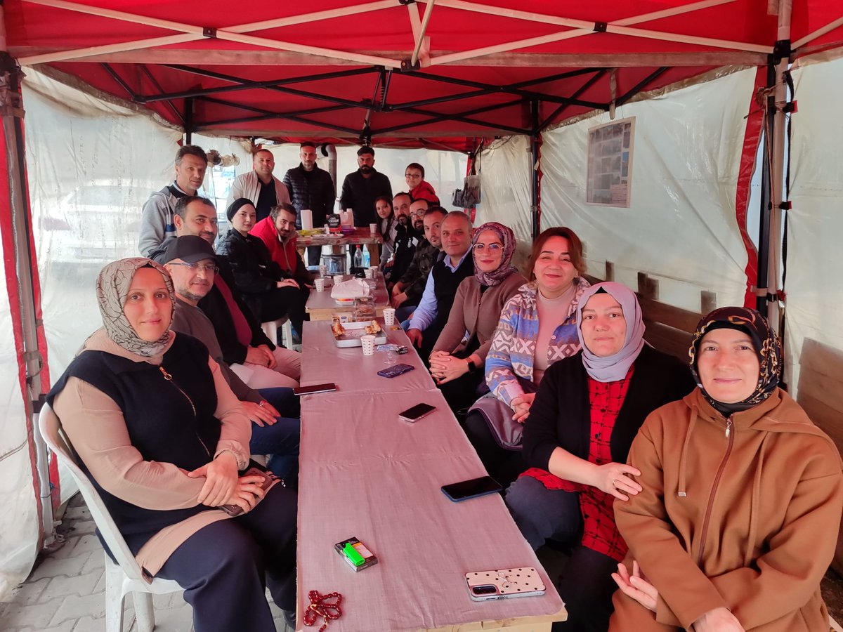 BirlesikMetal's tweet photo. 🔴Smart Solar grevimiz 99'uncu gününde✊

📌Sendikamızın Genel Örgütlenme Sekreteri Fehmi Elmacı ile aileler de grevlerini ilk günkü kararlılık ve dirençle sürdüren #SmartSolar işçilerinin yanında✊

#YaşasınSmartGrevimiz #YaşasınÖrgütlüMücadelemiz https://t.co/thogkTyTxN