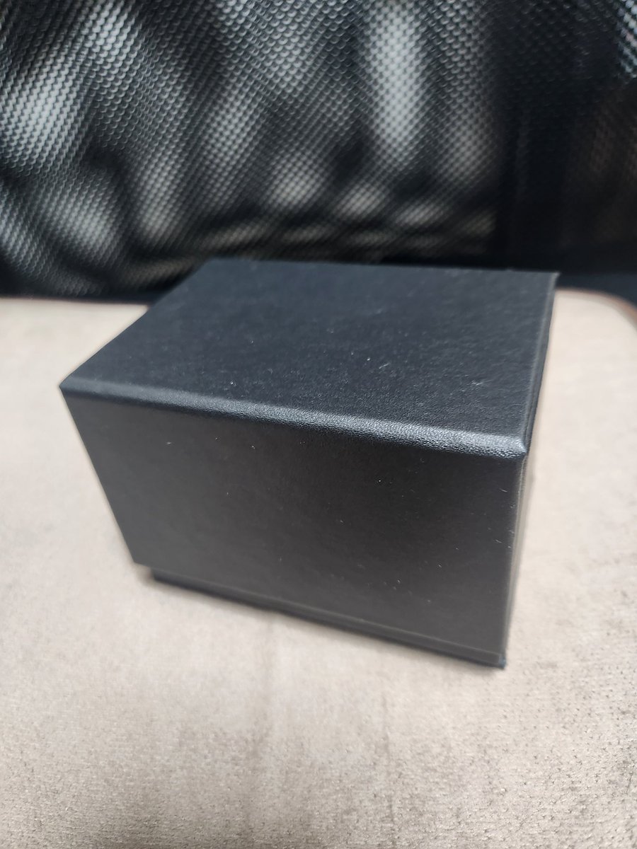 BB0Xl0kiQn79542's tweet image. ネットでだいぶ前に話題になっていた、Seriaの「レザー調ゲームカード収納ケース」を買ってみた！
3重スリーブの50枚が少し余裕を持ってはいる感じ。
フタは軽いマグネット仕様だし、100円でこれなら十分過ぎない…？
 #GCG  #ガンダムカードゲーム