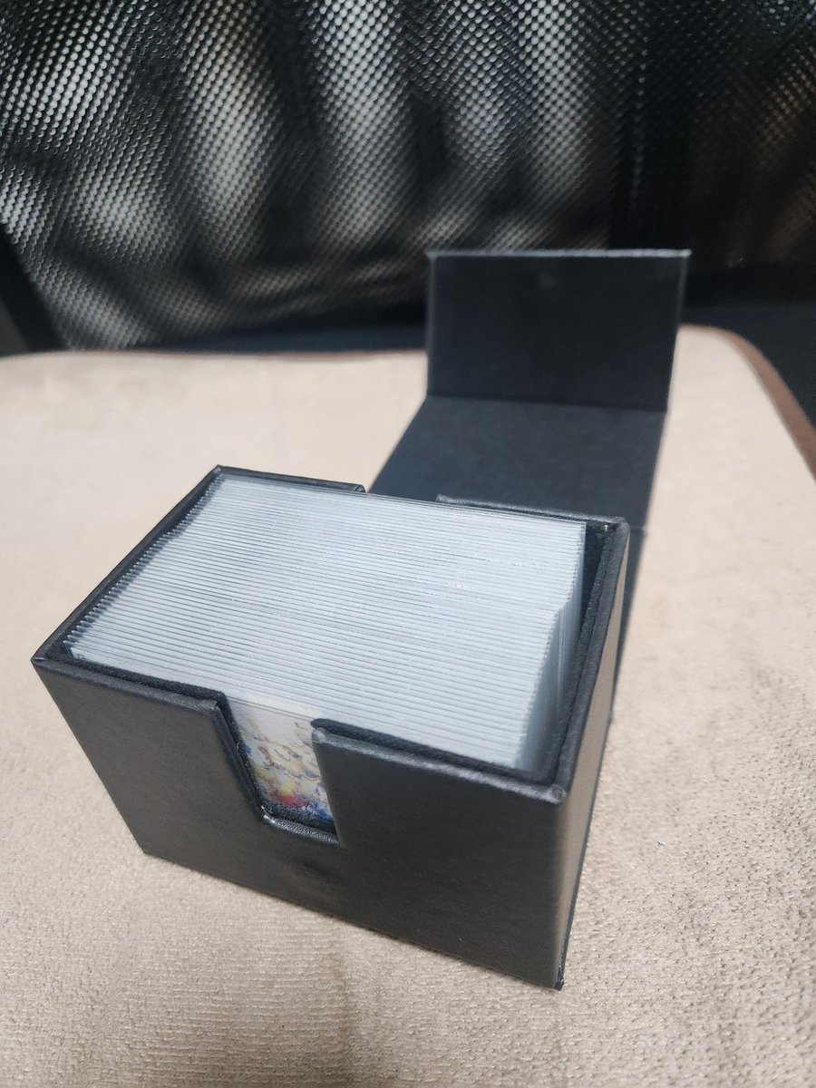 BB0Xl0kiQn79542's tweet image. ネットでだいぶ前に話題になっていた、Seriaの「レザー調ゲームカード収納ケース」を買ってみた！
3重スリーブの50枚が少し余裕を持ってはいる感じ。
フタは軽いマグネット仕様だし、100円でこれなら十分過ぎない…？
 #GCG  #ガンダムカードゲーム