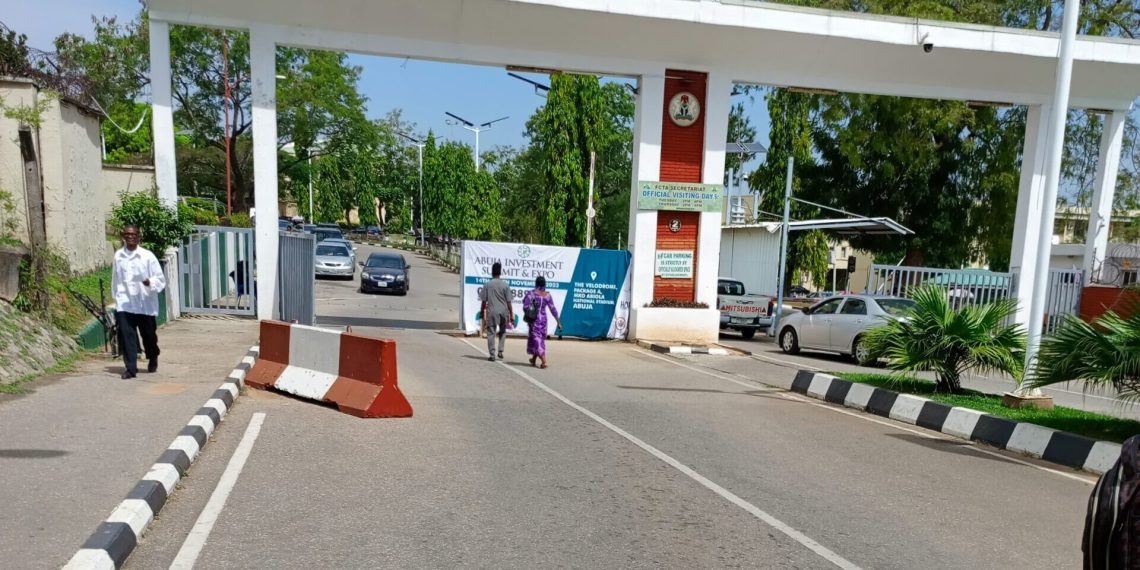 NigeriainfoFM's tweet photo. 📌Court orders FCT workers to suspend strike
👉Is this high-handed or could there have been a better way to address this?
👉And how does this solve the problem?

📌FG deploys military retirees to secure ungoverned spaces.
👉Have they been taken care of after retirement?
👉How keen will they be to re-enlist?

📌Gov Yusuf will regret leaving us – Kwankwaso
👉What are your thoughts on Kwankwaso’s statement?

👉@mimieyo will be taking your reactions from 3pm!

#NigeriaInfoHF |
📻 https://t.co/dEdf9W5uh7

☎ 0700993993993
☎ 0201 465 7190 (Female Only)
📩 08095975805
#NigeriaInfoFM993